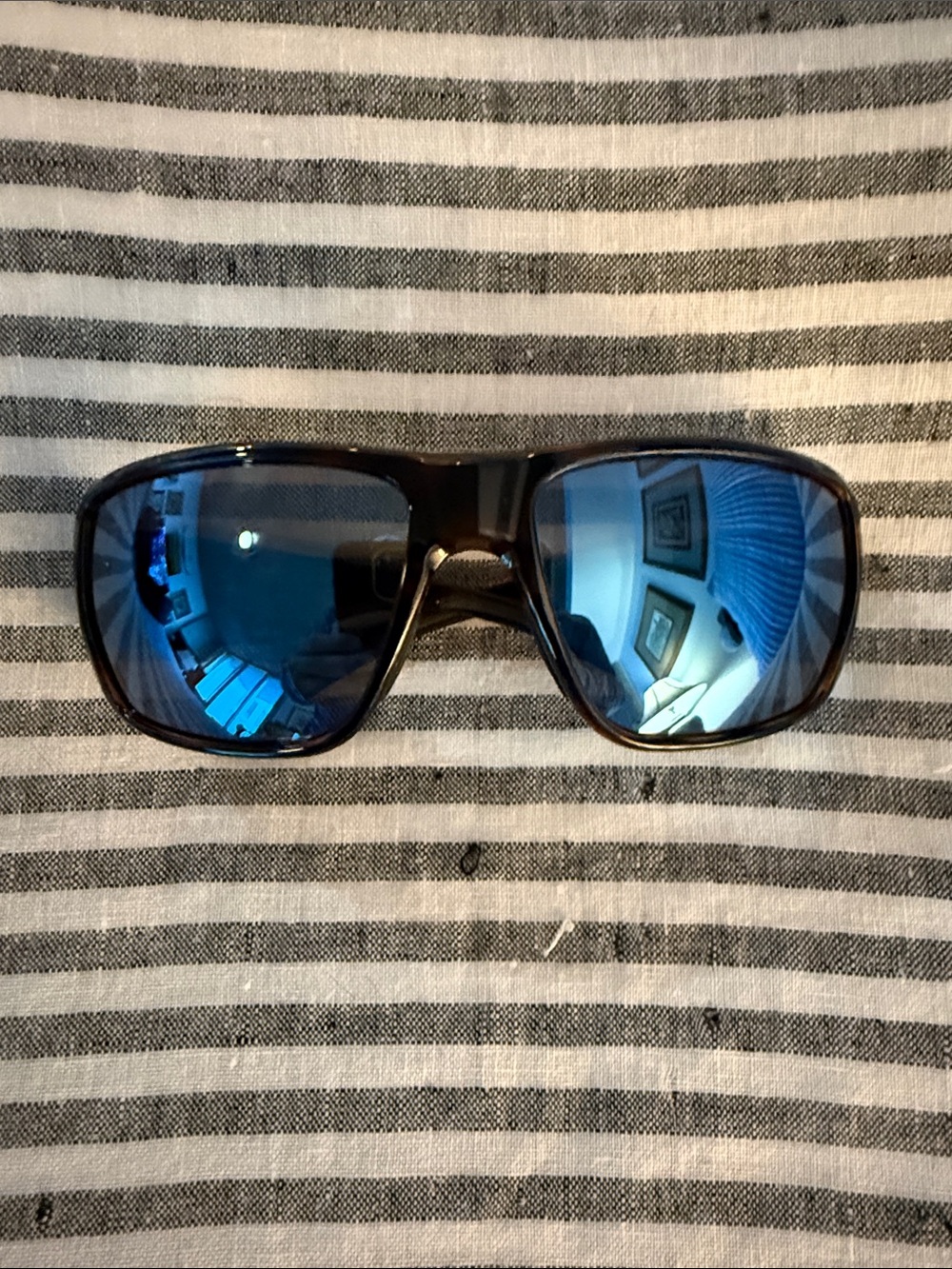 SMITH Castaway Brown Tortoise Frame with Blue Mirror Lenses - case and retainer